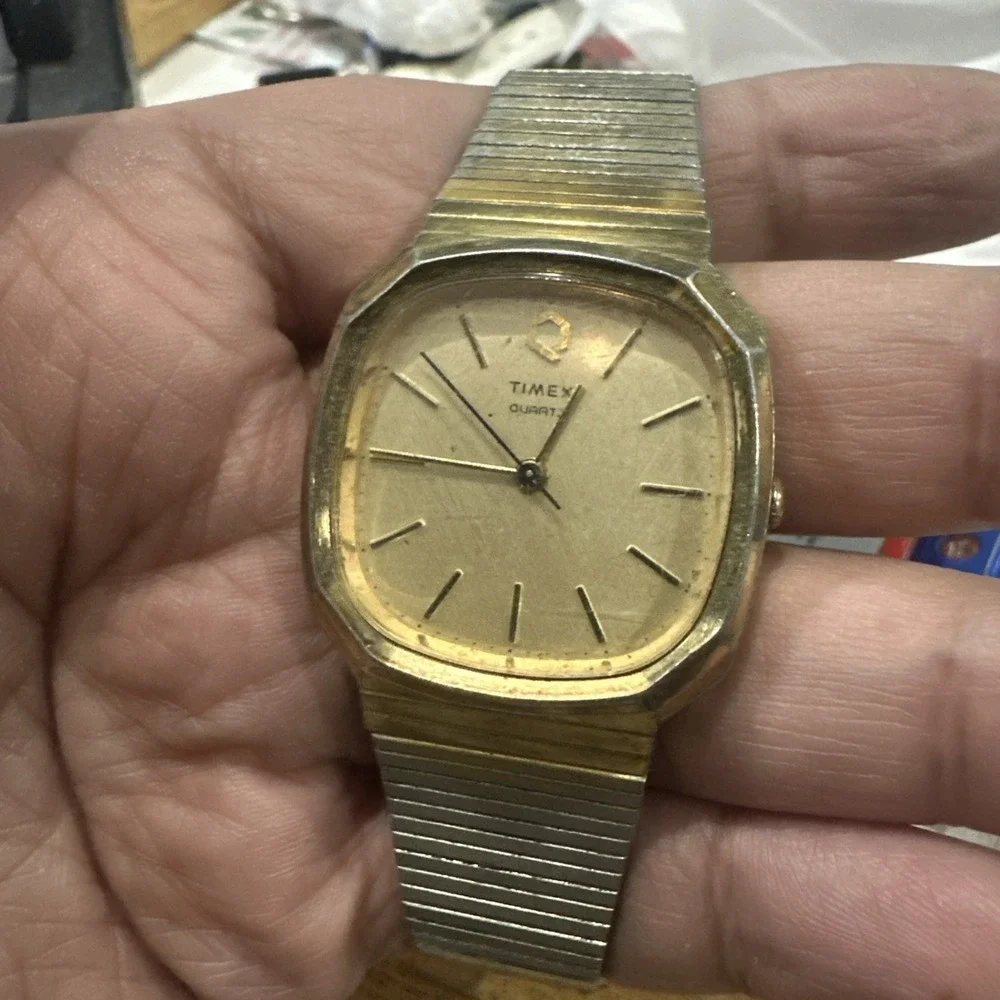 Works VTG 1982 TIMEX Q Mens 40mm Date Quartz Watch Gold Tone New Battery Fit 7